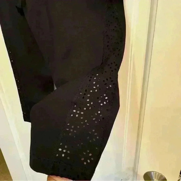 🌈 6/$60 Aerie 3/4 Capris Legging Black Laser Cut Detail On Sides Medium - Picture 4 of 5